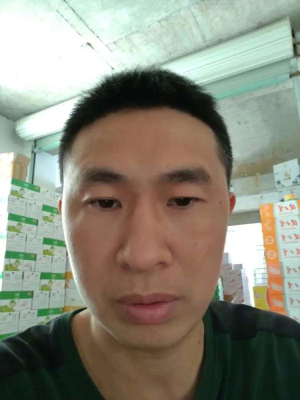 杭州妈妈着急送两娃上学，竟把车开进了河里！这两位家长果断出手