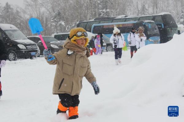 雪乡迎降雪 游客兴致浓