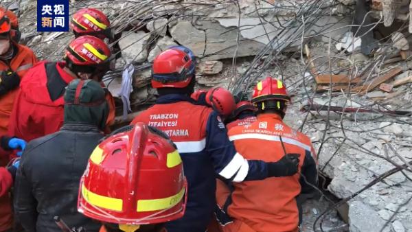 土耳其地震灾区新发现一名被困男子 中国救援队正在营救