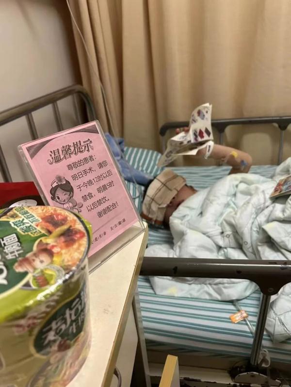 6岁男孩因爆竹炸伤失去右臂，爆竹碎片完全清除需要2到3年！