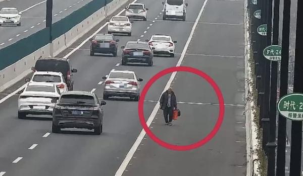 杭州高架这一幕太惊险……多人被警方拦截！