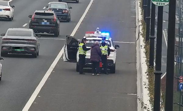 杭州高架这一幕太惊险……多人被警方拦截！