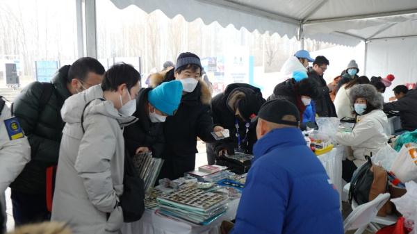 奥运文化大集市开幕 北京冬奥一周年纪念徽章发布