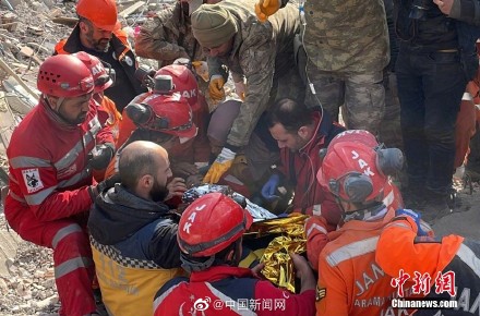 土耳其数名儿童被困超130小时后获救