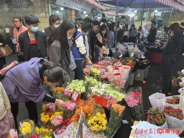 “2·14”将近,玫瑰花价格如何?记者实探南宁七星路一巷花市 “2·14”将近,玫瑰花价格如何?记者实探南宁七星路一巷花市