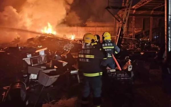 火光冲天！西安一废品回收站起火，旁边就是加气站