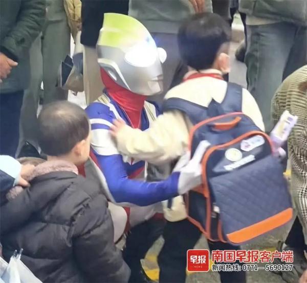 羡慕！南宁一妈妈化身奥特曼接孩子放学，背后原因太暖心