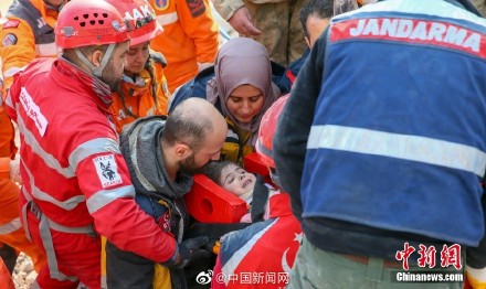 土耳其数名儿童被困超130小时后获救