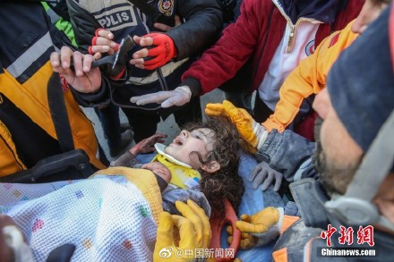 土耳其数名儿童被困超130小时后获救