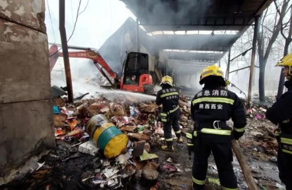 火光冲天！西安一废品回收站起火，旁边就是加气站