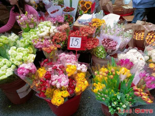 “2·14”将近,玫瑰花价格如何?记者实探南宁七星路一巷花市 “2·14”将近,玫瑰花价格如何?记者实探南宁七星路一巷花市