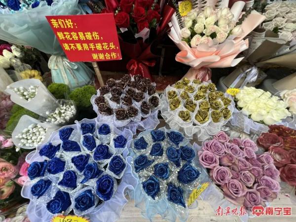 “2·14”将近,玫瑰花价格如何?记者实探南宁七星路一巷花市 “2·14”将近,玫瑰花价格如何?记者实探南宁七星路一巷花市