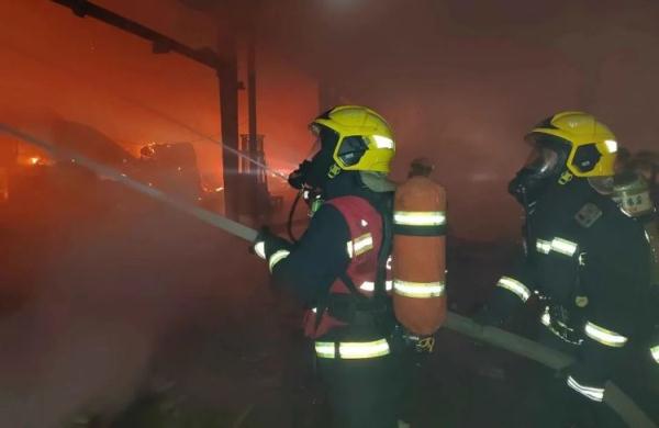 火光冲天！西安一废品回收站起火，旁边就是加气站