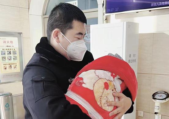 哈尔滨一公园附近发现婴儿，用小棉被包裹！