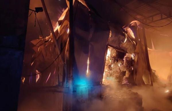 火光冲天！西安一废品回收站起火，旁边就是加气站