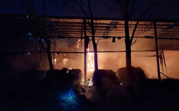 火光冲天！西安一废品回收站起火，旁边就是加气站