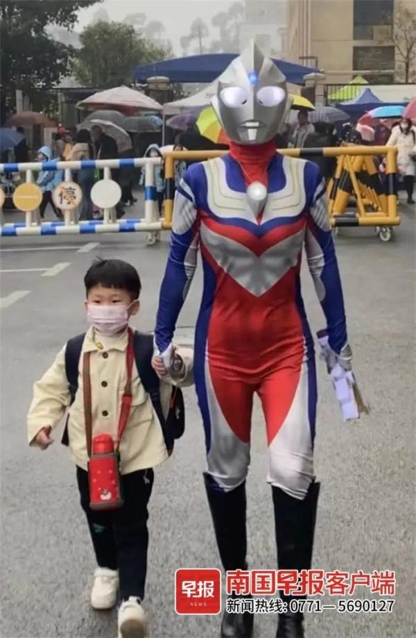 羡慕！南宁一妈妈化身奥特曼接孩子放学，背后原因太暖心