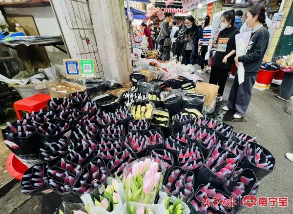 “2·14”将近,玫瑰花价格如何?记者实探南宁七星路一巷花市 “2·14”将近,玫瑰花价格如何?记者实探南宁七星路一巷花市