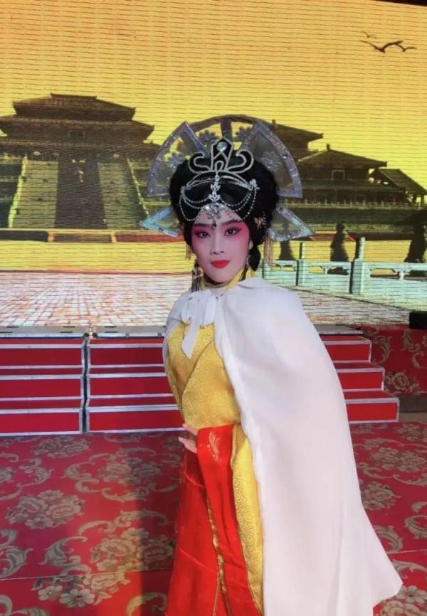 “被迫”学戏,她手抄剧本百万字……终于唱成“顶流” “被迫”学戏,她手抄剧本百万字……终于唱成“顶流”