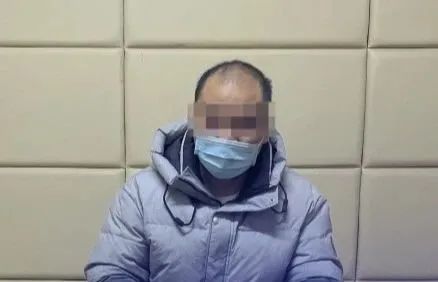 气愤！海宁一小伙撒娇卖萌的女友竟然是“抠脚大汉”……