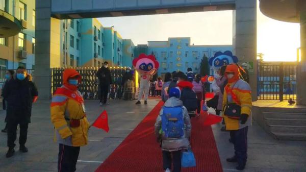 北京市中小学今日开学 ,师生“回归”校园重启美好 北京市中小学今日开学 ,师生“回归”校园重启美好