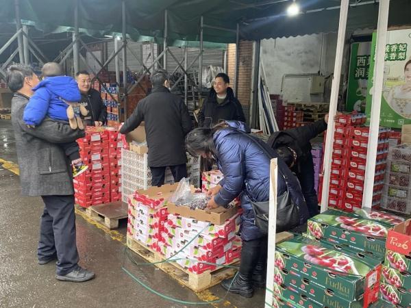 价格大跌，近乎腰斩！“生意还行，一天两三百箱”