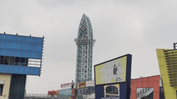 一男一女倒挂半空,网友:不能理解…… 一男一女倒挂半空,网友:不能理解……