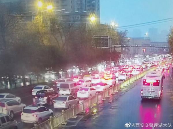 早高峰狂飙！有人坐一趟地铁心率升到134……刚刚通知：紧急限流！