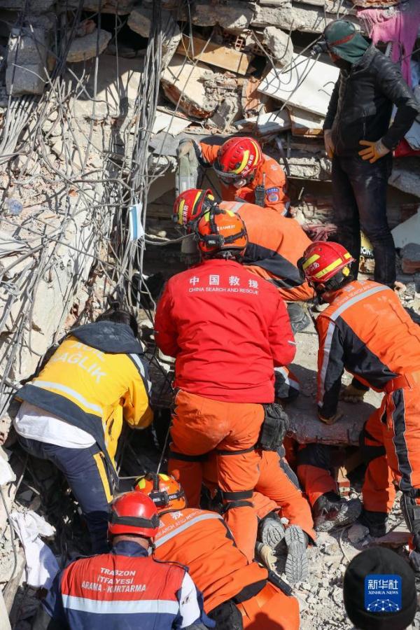 土耳其：废墟中的营救