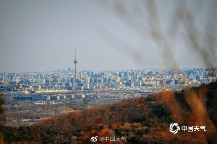 北京蓝天重现 香山远眺高楼清晰可见