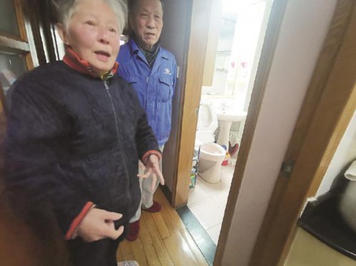 马桶天天反水苦煞老人 居民频繁报修亟盼根治