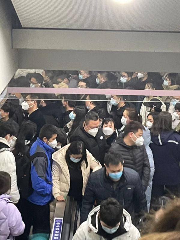 早高峰狂飙！有人坐一趟地铁心率升到134……刚刚通知：紧急限流！