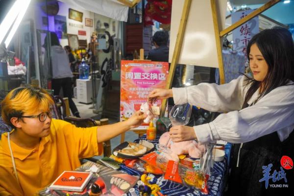 交换回忆的年轻“拾荒者”