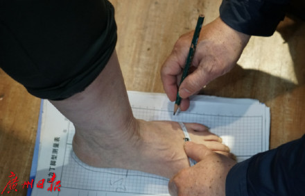 广州老鞋匠做手工定制鞋二十年:机器还不能完全取代手工 广州老鞋匠做手工定制鞋二十年:机器还不能完全取代手工