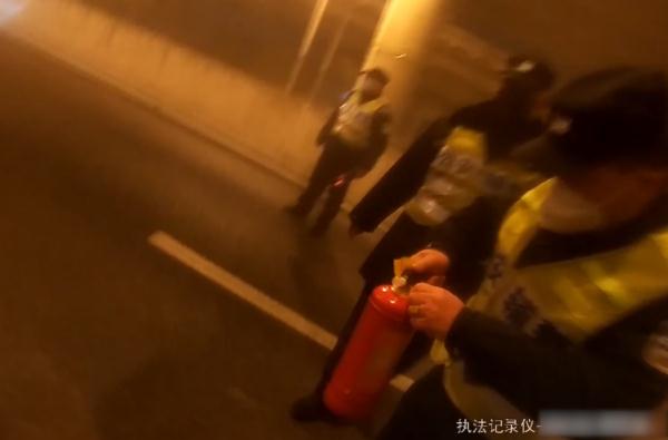 车辆翻覆浓烟滚滚,民警第一时间冲了上去 车辆翻覆浓烟滚滚,民警第一时间冲了上去