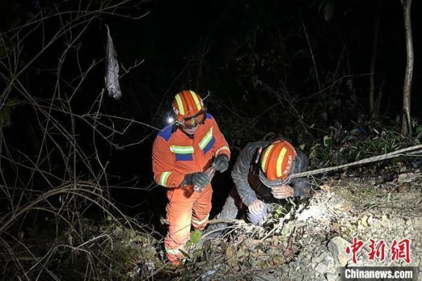 湖北长阳一男子坠崖 救援人员将其安全转移