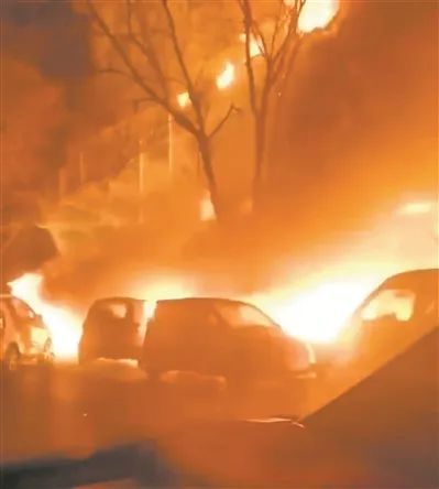 外出就餐遇火情,休假军医奋不顾身英勇救人 外出就餐遇火情,休假军医奋不顾身英勇救人