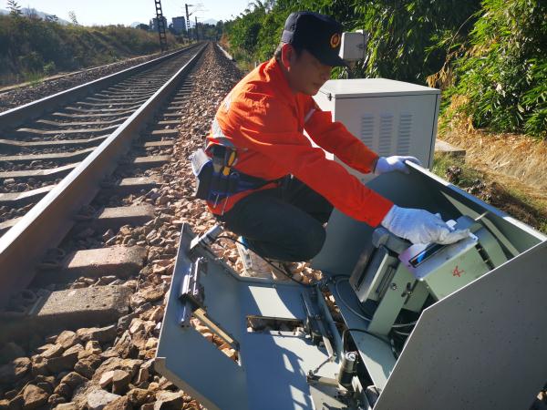 检查铁路设备 保障春运安全
