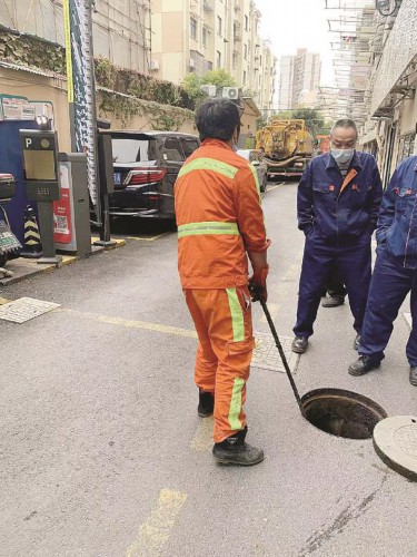 马桶天天反水苦煞老人 居民频繁报修亟盼根治
