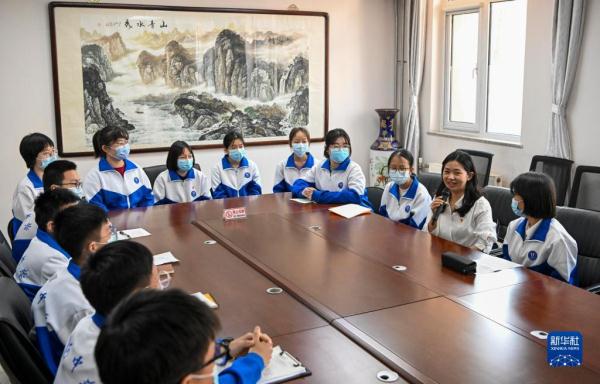 新华全媒+丨“最美退役军人”为中学生讲述开学第一课 新华全媒+丨“最美退役军人”为中学生讲述开学第一课