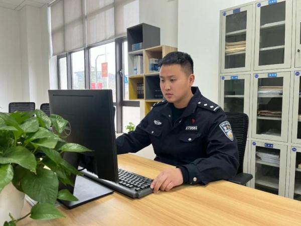 5年前，在网上公然卖猪的警察，又和猪杠上了