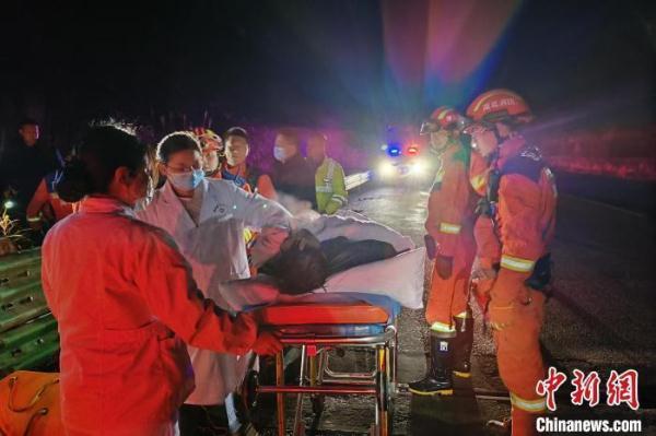 湖北长阳一男子坠崖 救援人员将其安全转移