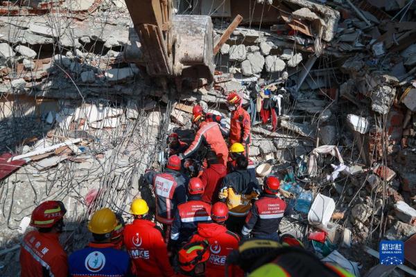 土耳其：废墟中的营救