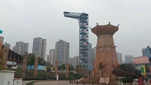 惊险！情侣高空蹦极，倒挂滞留半空
