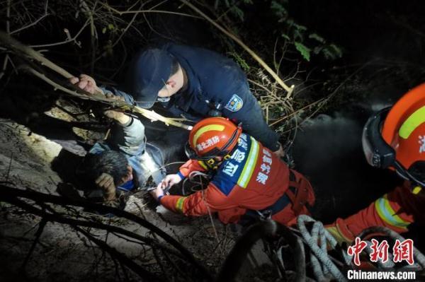湖北长阳一男子坠崖 救援人员将其安全转移