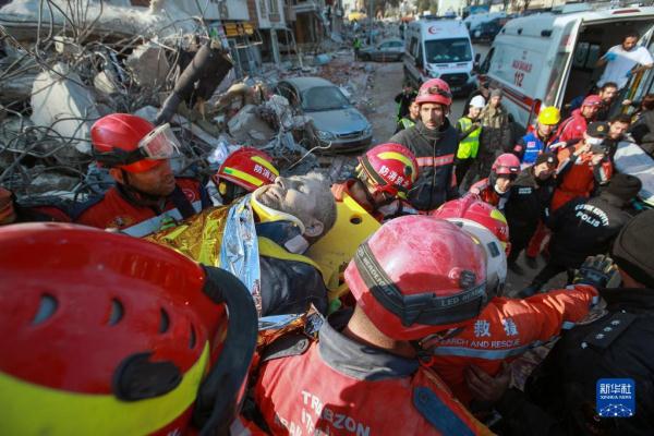 土耳其：废墟中的营救