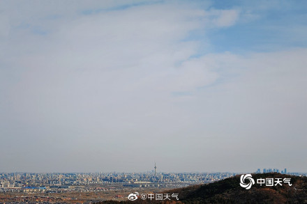 北京蓝天重现 香山远眺高楼清晰可见