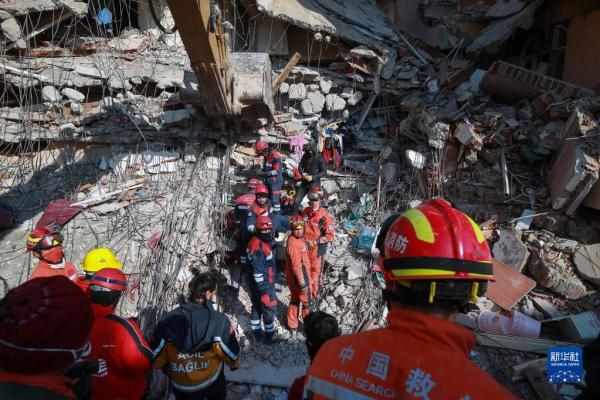土耳其：废墟中的营救