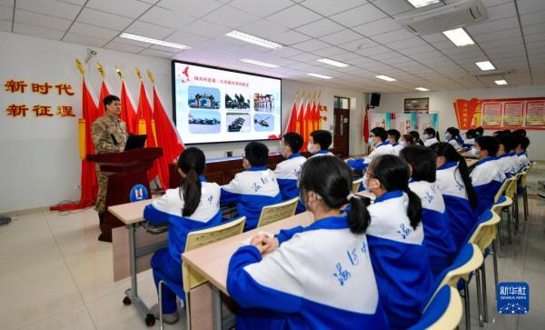 新华全媒+丨“最美退役军人”为中学生讲述开学第一课 新华全媒+丨“最美退役军人”为中学生讲述开学第一课