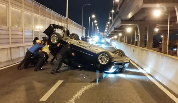 车辆翻覆浓烟滚滚,民警第一时间冲了上去 车辆翻覆浓烟滚滚,民警第一时间冲了上去